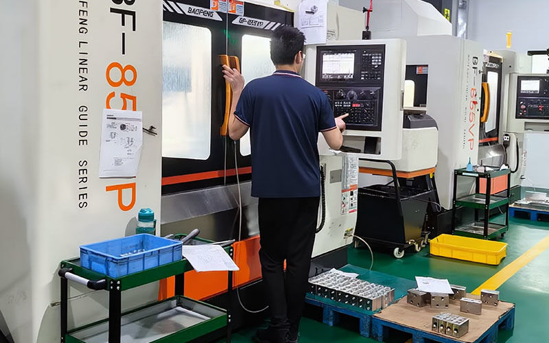 Dongguan Zhongwei Metal Products Co., Ltd línea de producción del fabricante