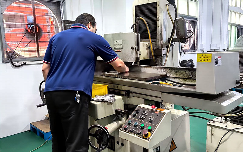 Dongguan Zhongwei Metal Products Co., Ltd línea de producción del fabricante