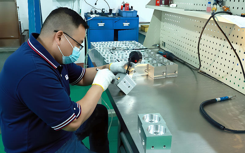 Dongguan Zhongwei Metal Products Co., Ltd línea de producción del fabricante