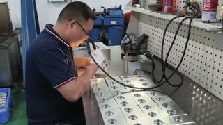 Desbarbado manual de bloques de válvulas hidráulicas que garantizan conductos suaves de aceite