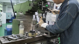 Acabado de precisión del proceso de desbarbado del colector hidráulico para bloques mecanizados por CNC